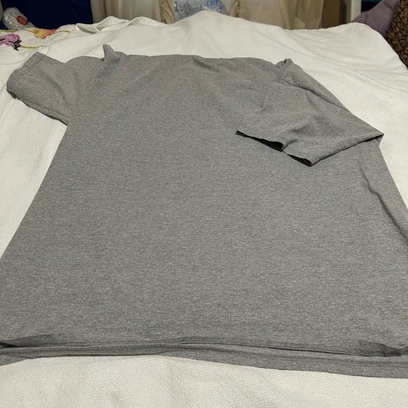 Universal Short Sleeve Tee in Gray and Green - Picture 3 of 6